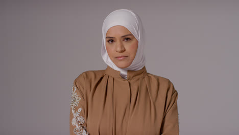 Studioporträt-Einer-Muslimischen-Frau-Mit-Hijab-Vor-Schlichtem-Hintergrund-5